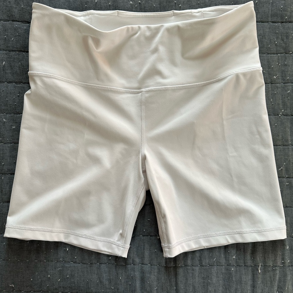 Athleta Elation 7" Bike Shorts - White. Women's Large.